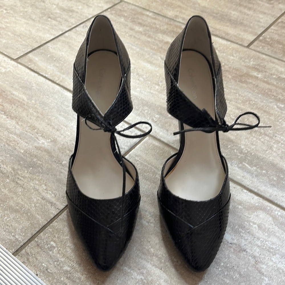 Calvin Klein Kay front tie pump. Size 10